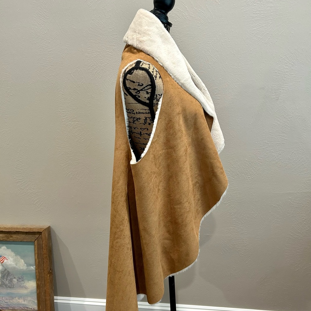 Faux suede fur vest Size M/L impeccable pig. Like new longer vest very cute - Picture 4 of 5